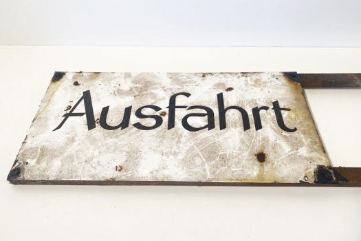 Altes Emailleschild 'Ausfahrt'