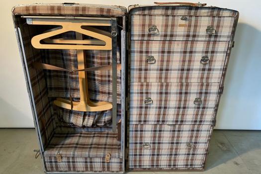 Riesieger alter Metall Reisekoffer