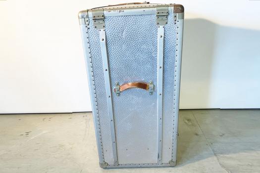 Riesieger alter Metall Reisekoffer