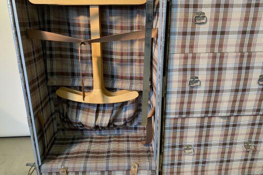 Riesieger alter Metall Reisekoffer