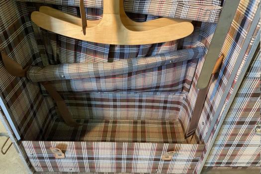 Riesieger alter Metall Reisekoffer