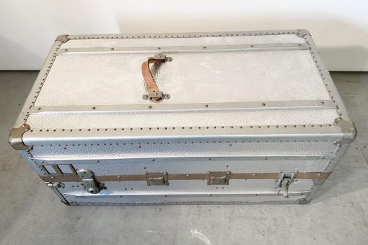 Riesieger alter Metall Reisekoffer