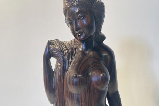 Weibliche Holzfigur aus Bali