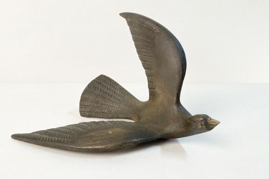 Bronzefigur fliegender Vogel