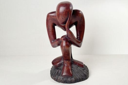 Holzfigur der Denker