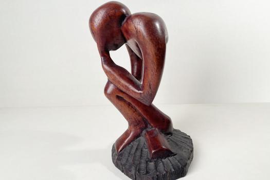 Holzfigur der Denker
