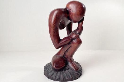 Holzfigur der Denker