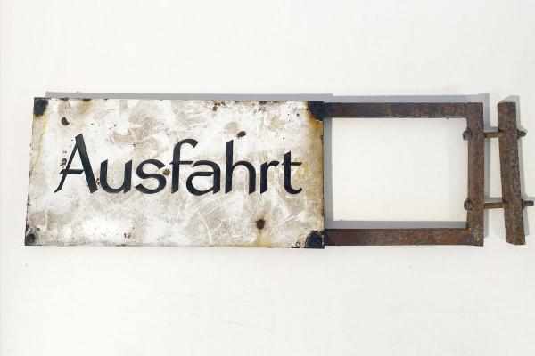 Altes Emailleschild 'Ausfahrt'