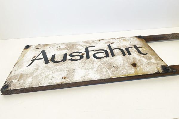 Altes Emailleschild 'Ausfahrt'