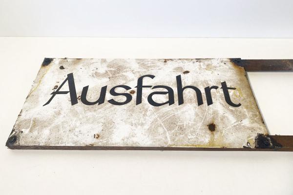 Altes Emailleschild 'Ausfahrt'