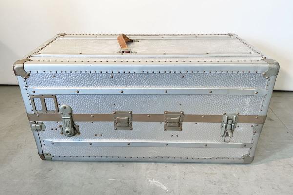 Riesieger alter Metall Reisekoffer