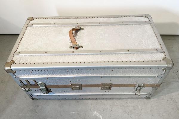 Riesieger alter Metall Reisekoffer