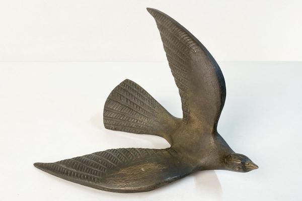 Bronzefigur fliegender Vogel