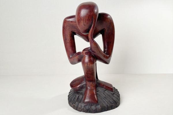 Holzfigur der Denker
