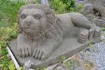 Steinskulptur liegender Wächterlöwe
